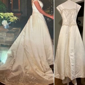 Elegant Modest Wedding Dress with Detachable Train
